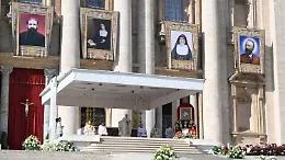 Piazza San Pietro: papa Leone celebra &laquo;una grande festa della santit&agrave;&raquo; con 70mila fedeli