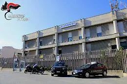 Cercano di rubare 300 pannelli solari: arrestati in flagranza