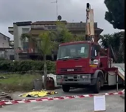 Nella vetreria di San Giovanni la Punta teatro dell'incidente sul lavoro che &egrave; costato la vita a un operaio