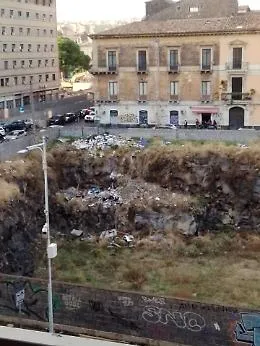 Discarica a cielo aperto nelle "fosse" di Corso Martiri della Libert&agrave; a Catania