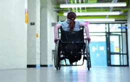 &laquo;Mia figlia disabile non ha ancora l&rsquo;assistente per l&rsquo;igiene, per ora ci penso io&raquo;