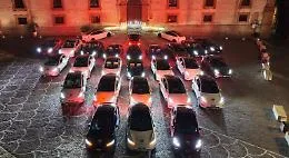 Spettacolo di luci dalle Tesla posteggiate in piazza Cattedrale