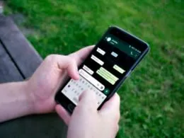 Violentano una bambina di 12 anni e poi mettono i video su WhatsApp: arrestate tre persone, due sono minorenni