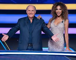 &laquo;Mike Bongiorno mi ha dato una mano da lass&ugrave;&raquo;: Gerry Scotti celebra il trionfo di "La Ruota della Fortuna"