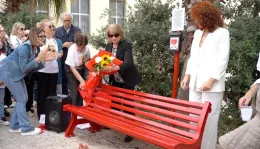 Una panchina rossa per ricordare Mary Bonanno, uccisa dal marito che poi si suicid&ograve;