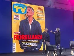 Il siciliano Rosario Fiorello riceve il Telegatto al Festival dello Spettacolo di TV Sorrisi e Canzoni