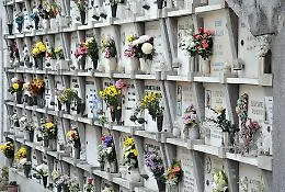 Emergenza loculi al cimitero, il sindaco requisisce le tombe private: salme bloccate al caldo