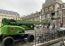 Furto al Louvre: due arresti per il colpo alla galleria di Apollo, uno bloccato al Charles de Gaulle 