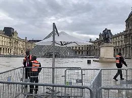 Il colpo al Louvre tra l'arresto dei due ladri pronti a partire, i prelievi di 150 Dna e la Procura di Parigi infuriata per la fuga di notizie 