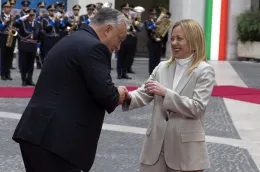Orban sfida l'Europa, attacca Trump su Putin e fa il baciamano a Meloni che prova a mediare 