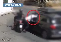 Pugni in faccia per strappare la collana dal collo: arrestato violento rapinatore seriale 
