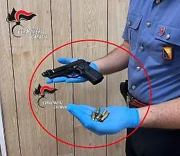 In giro a San Cristoforo con pistola, munizioni e pi&ugrave; di 4000 euro in tasca: arrestato dai Carabinieri 