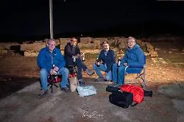Fotoamatori collocano fari sul sito di Sofiana, per coglierne bellezza e sfumature con i loro scatti
