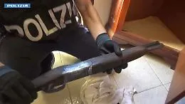 Blitz della Squadra Mobile: scoperti droga e fucile a canne mozze in casa di un 52enne