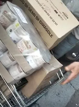 Oda,  i lavoratori senza stipendio da mesi ricevono cibo e beni di prima necessit&agrave;. Il video