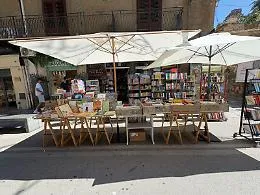 La rivolta dei librai: "Perch&eacute; non possiamo esporre in centro?"