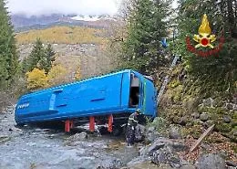 Scuolabus finisce in un torrente: a bordo c'erano l'autista e sette bambini