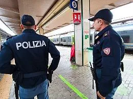 Ruba gasolio dai treni e scappa in monopattino: identificato e denunciato 43enne