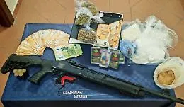 Arrestato un 53enne a Bordonaro Superiore: sequestrati oltre 3,5 kg di droga, un fucile a pompa con matricola abrasa e quasi 17.000 euro in contanti