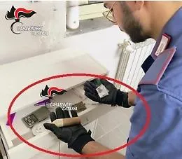 Piedimonte Etneo: spacciava dalla finestra di casa in pieno centro, denunciato un uomo di 53 anni