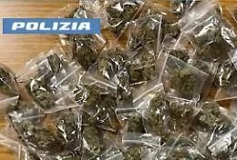 Avvicina un poliziotto in borghese per vendergli droga: arrestato un 24enne originario delle Mauritius