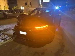 Automobilista fugge a tutto gas dopo aver causato un incidente