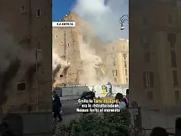 Roma, il momento del crollo della Torre dei Conti nel cuore dei Fori Imperiali: paura tra i turisti, operai sotto le macerie