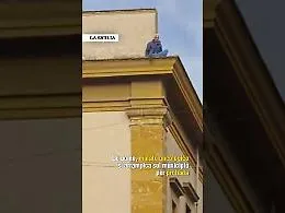 "Non posso curarmi senza la pensione di invalidit&agrave;": 60enne protesta sul cornicione del municipio di Piazza Armerina