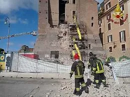 Crolla torre medioevale ai Fori Imperiali a Roma: salvi operai travolti da macerie