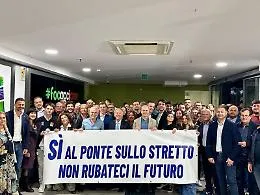 Flash mob della Lega a Messina: &laquo;S&igrave; al ponte sullo Stretto, non rubateci il futuro&raquo;