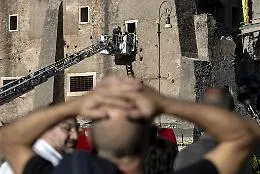 Crollo Fori Imperiali, l'operaio intrappolato mostra segni di vita. Il prefetto: &laquo;E' una situazione delicata&raquo;