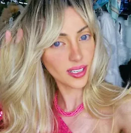 Morta a 31 anni  la "Barbie umana" Barbara Jankavski: l'influencer brasiliana trovata in casa di un uomo
