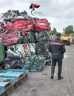 Centro demolizioni di Giarre sotto sequestro: 65 carcasse con "fluff" pericoloso, titolare denunciato