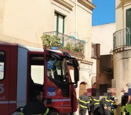 Scicli, anziani cadono in casa e non riescono a chiedere aiuto: salvati dai vigili del fuoco