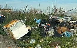 Gettavano rifiuti per strada e hanno formato una discarica abusiva: rinviati a giudizio 15 abitanti del quartiere Fontanelle ad Agrigento