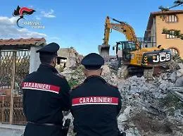 Ruspe nell'Oasi del Simeto a Catania per demolire un edificio abusivo