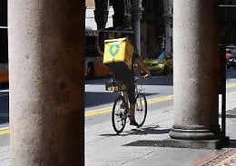I rider simbolo della nuova precariet&agrave; urbana: scendono in piazza per rivendicare i diritti 