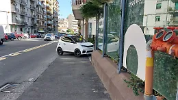 &laquo;Finalmente un posto gratis&raquo;: il marciapiede di via Giacomo Leopardi a Catania