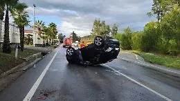Auto cappotta a causa del vento forte e della pioggia, il conducente non &egrave; grave