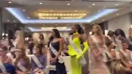 &laquo;Sei stupida&raquo;, presentatore insulta candidata a Miss Universo: la "rivolta" delle altre ragazze (che se ne vanno)