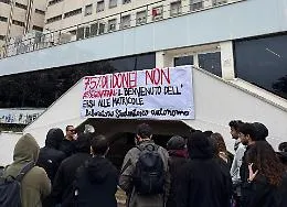 Solo uno su quattro degli idonei ricever&agrave; la borsa di studio, gli studenti protestano