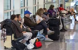 Shutdown federale negli Usa: oltre 800 voli cancellati e traffico negli hub a rischio -10%