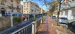 Marmo cadente e corrosione delle inferriate: il cavalcavia "dimenticato" di via Rosso di S. Secondo 