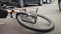 Investe due bambini in bici e scappa, ma i carabinieri riescono a risalire al pirata della strada: &egrave; un 61enne di Adrano