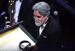 Addio al maestro Peppe Vessicchio, storico direttore d'orchestra di Sanremo