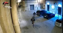 Marsala, tentano di incendiare la &ldquo;Pescheria Crimi&rdquo;: due fratelli ai domiciliari