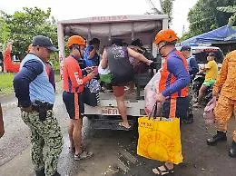 Filippine: quasi un milione evacuati per il tifone Fung-wong 