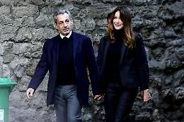 Sarkozy lascia il carcere, concessa la libert&agrave; vigilata all'ex presidente francese