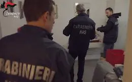Dentro il centro estetica abusivo di Catania: il video del Nas