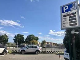Parcheggio Nesima: stalli vuoti, qualche disservizio e la fila di "scrocconi" all'esterno